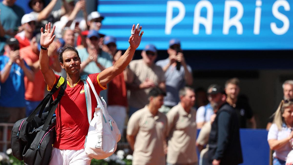 Rafael Nadal  saluda tras perder su partido de segunda ronda contra Novak Djokovic en los Juegos de Paris 2024