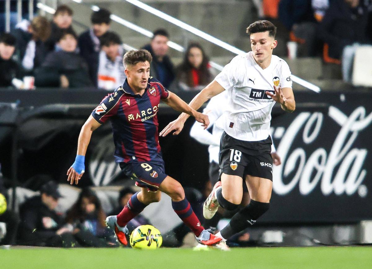 Iván Romero y Pepelu pugnan por un balón en el último derbi, disputado en Mestalla.