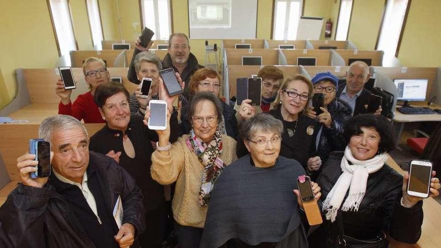 Participantes en el taller de manejo de smartphones en el centro antena de Sabarís. // Jose Lores