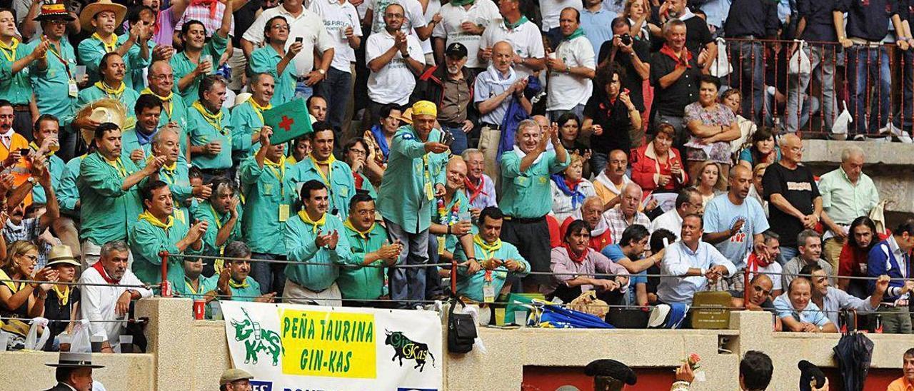 Integrantes de Gin-Kas, la peña decana de la plaza de Pontevedra.