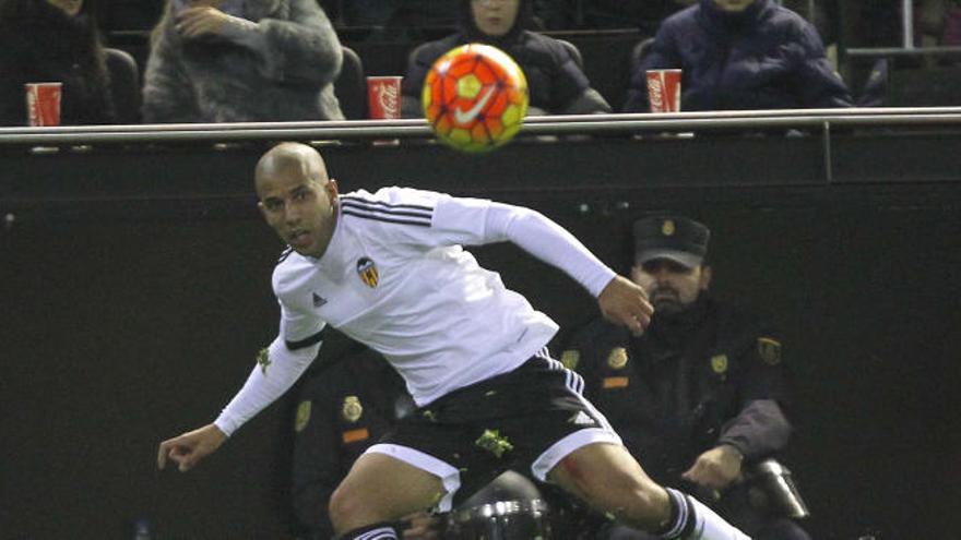 El Valencia presenta una suculenta oferta a Feghouli