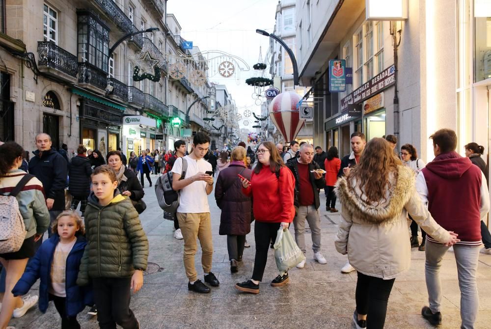 La fiebre del "Black Friday" y las luces navideñas colapsan el centro de Vigo