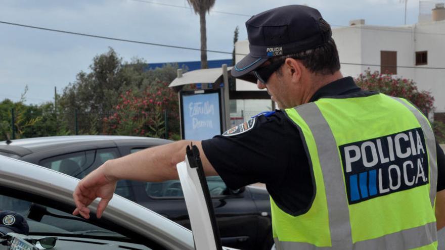 Imagen de archivo de un control policial en Ibiza