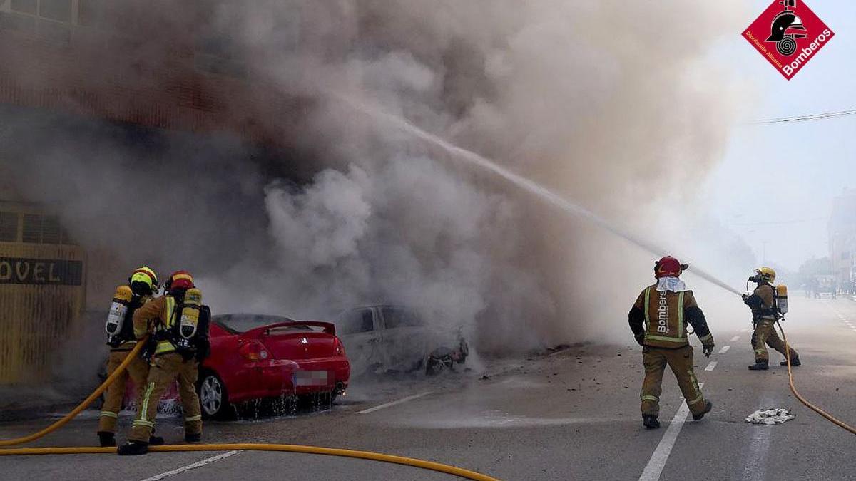 Los bomberos sofocan un incendio de dos vehículos en Novelda