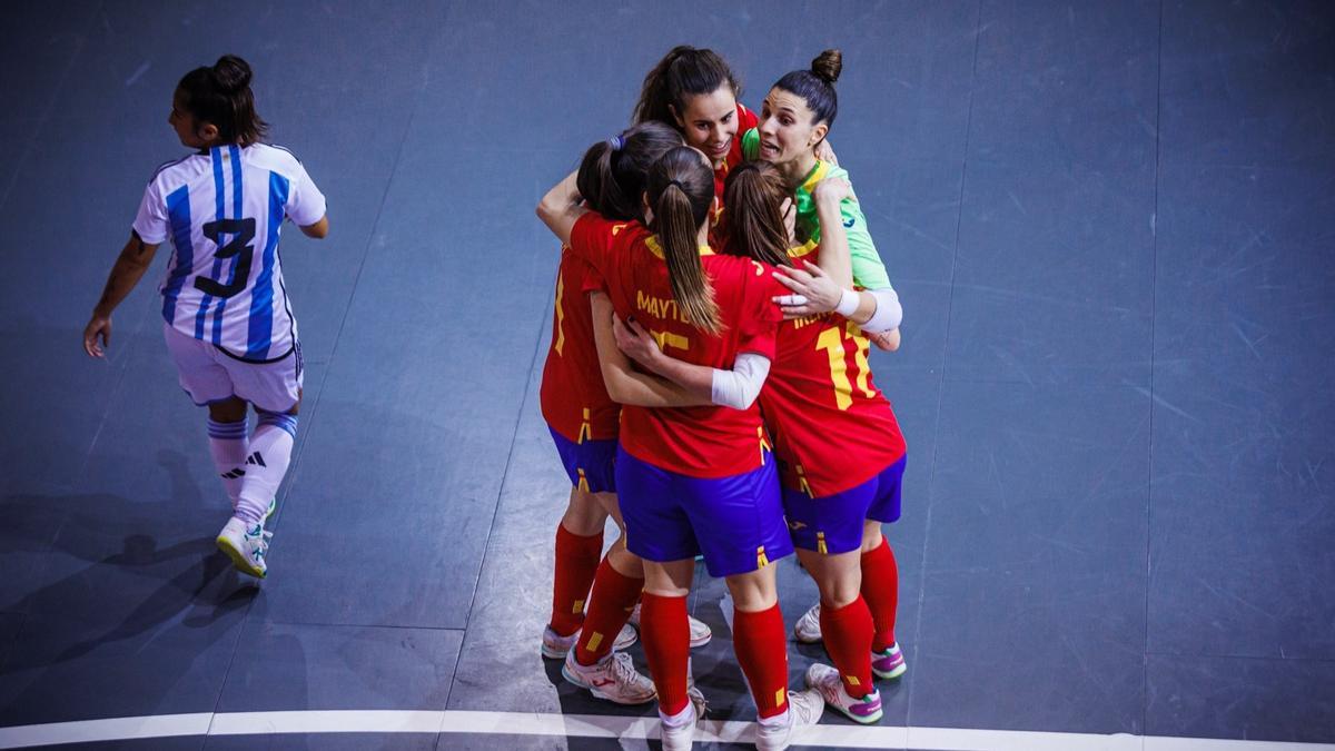 La portera cordobesa Cristina, felicitada por su gol a Argentina con la selección.