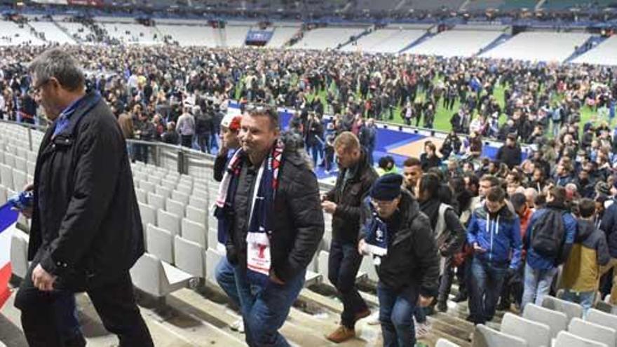 Aficionados franceses, en el desalojo del estadio de Saint Denis.
