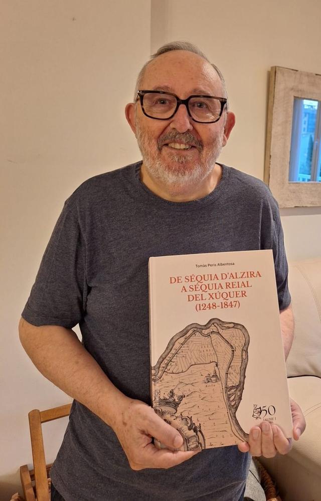 El historiador Tomàs Peris Albentosa muestra la portada de su último libro.