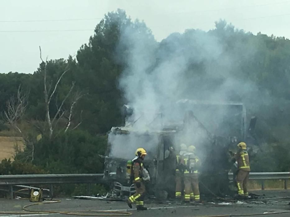 Un incendi destrossa un camió a l'AP-7 a Borrassà