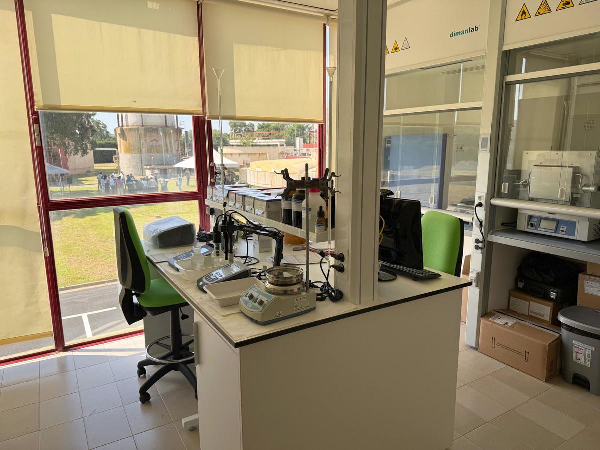 Un dels laboratoris de la depuradora de Palamós