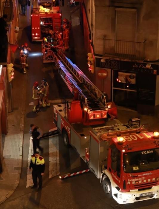 Imatges dels Bombers treballant al carrer Puigterrà de Dalt.