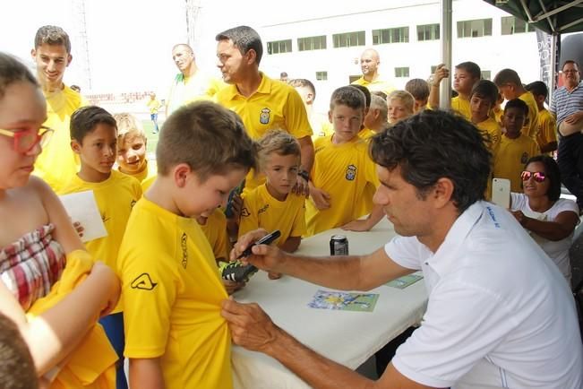 Valerón recibe el cariño de la cantera en Yaiza