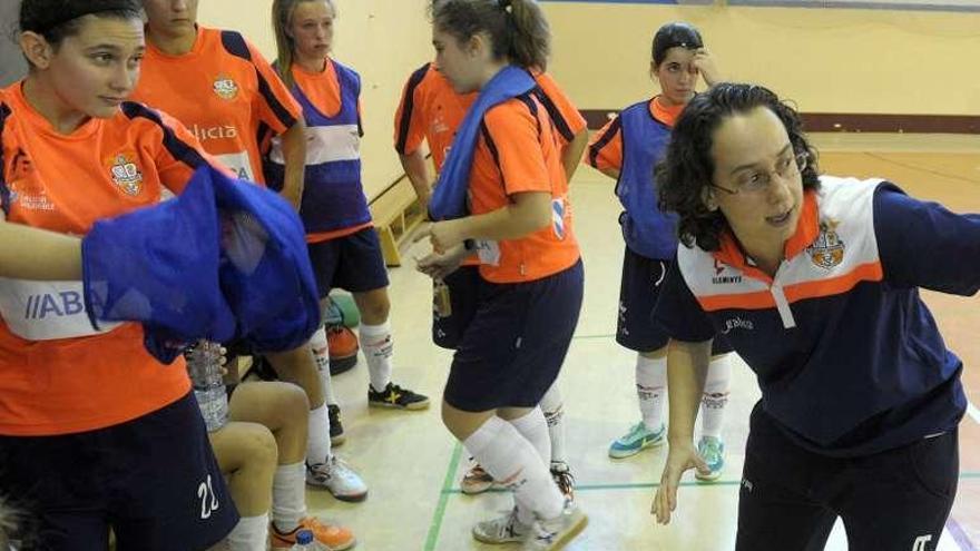 Pili Costa da indicaciones a sus jugadoras.