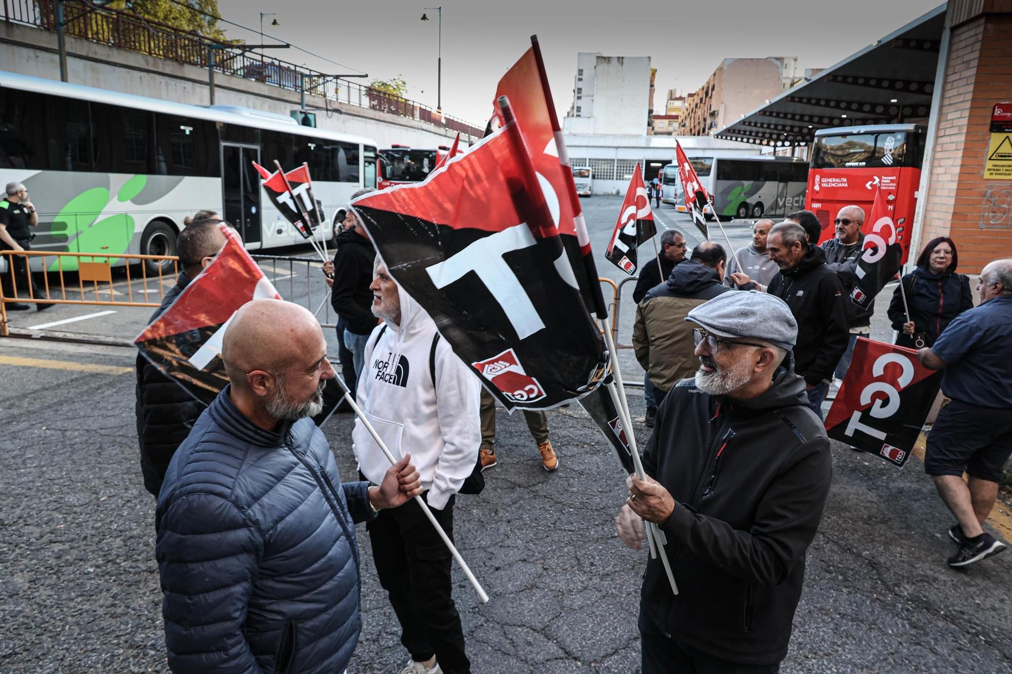 Imágenes de la huelga de los trabajadores de Automóviles La Alcoyana Vectalia