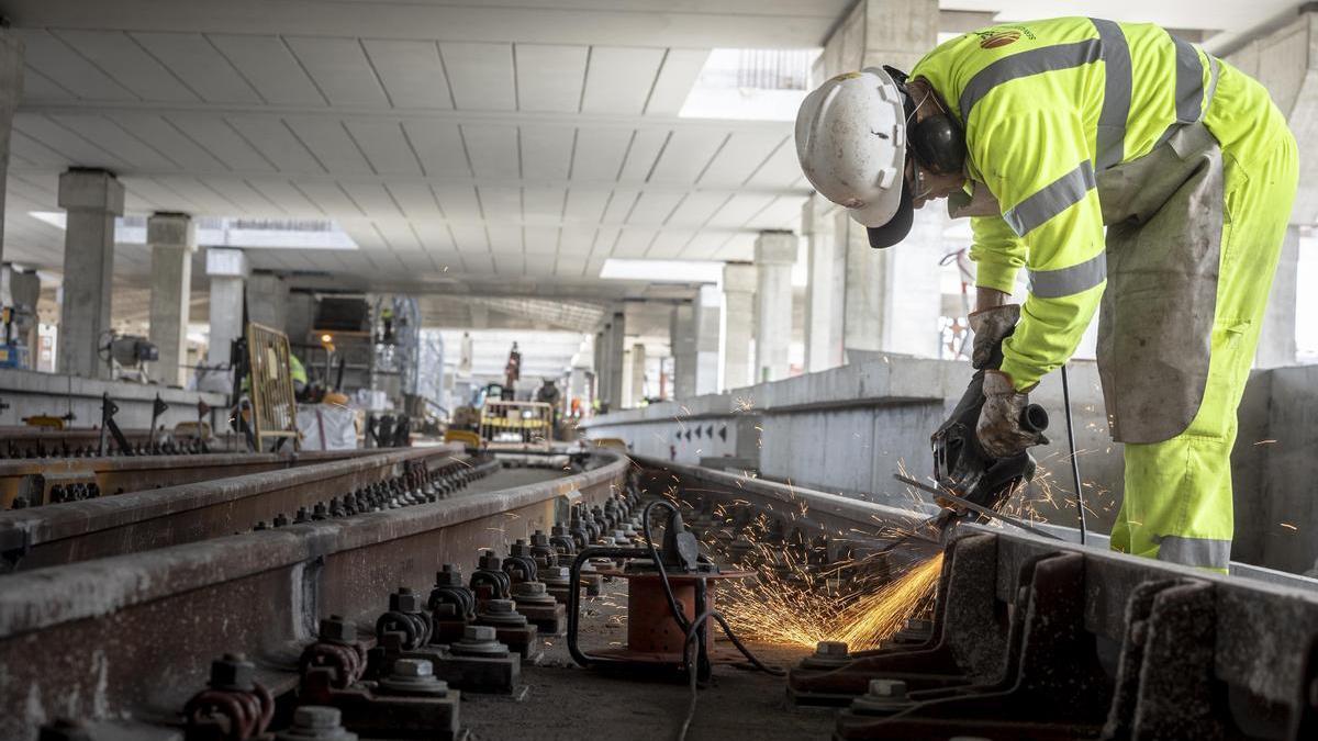 Un operario en las obras de construcción en una estación de tren.