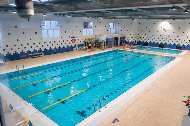 El Síndic de Barcelona pide devolver dinero a un jubilado tras cobrarle de más por un curso de natación