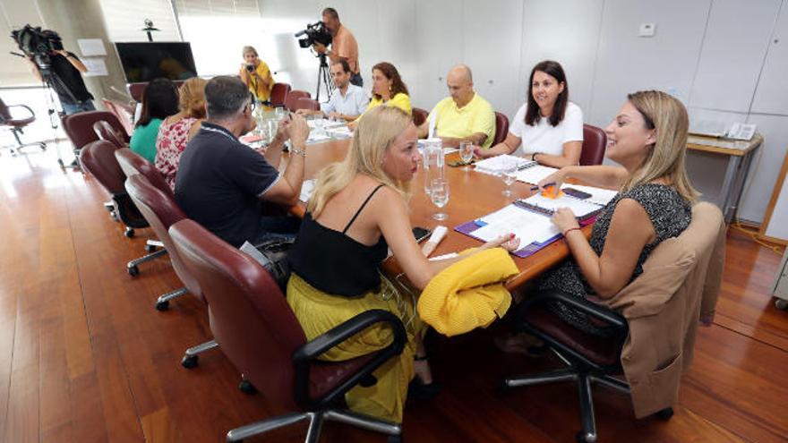 La consejera Noemí Santana preside ayer la reunión con los responsables insulares de bienestar social.