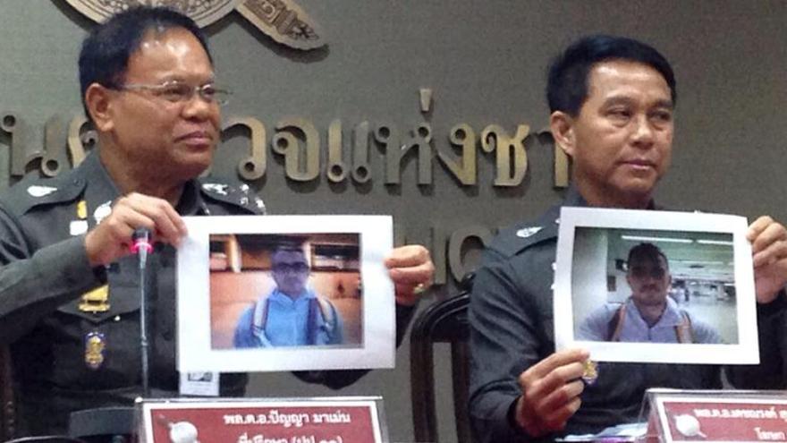 Agents de la policia tailandesa mostrant la imatge dels dos sospitosos. Artur Segarra Príncep és el de la dreta.