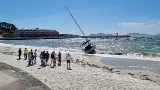 Un velero encalla en la playa de Canido empujado por el fuerte viento