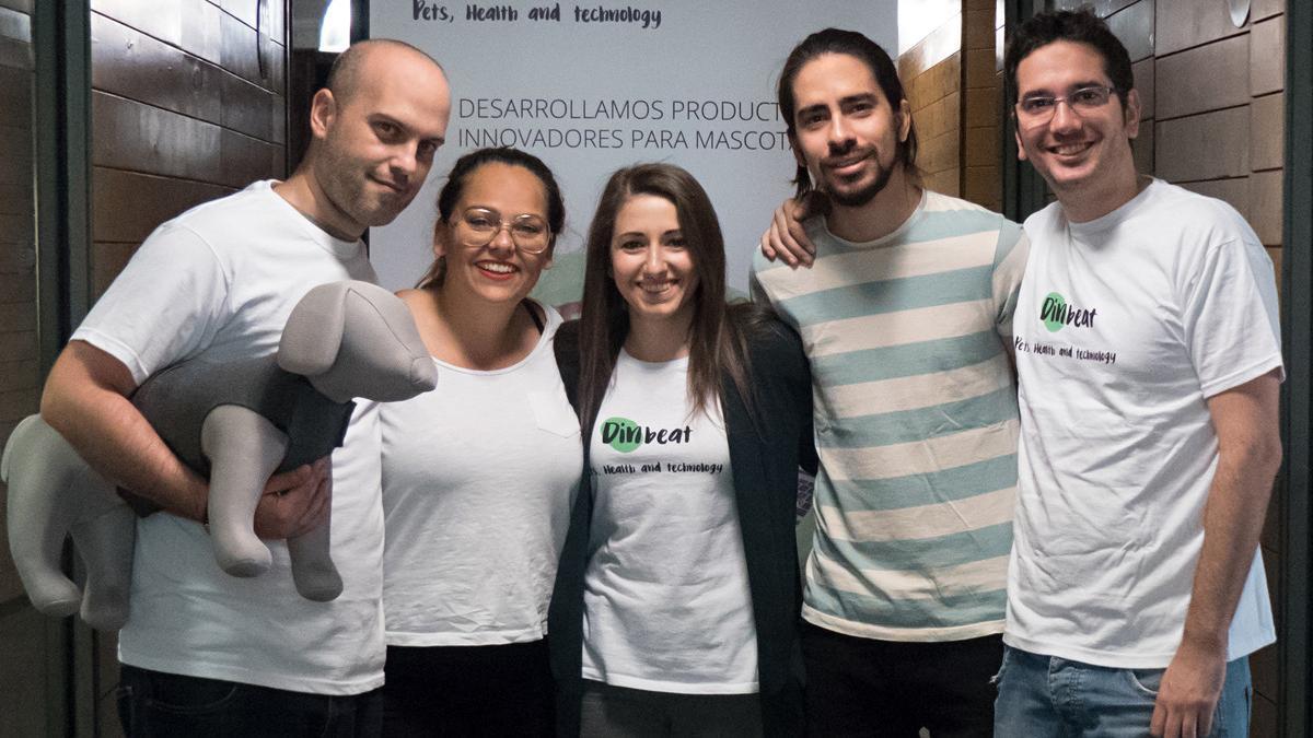 Talia Bonmatí, en el centro, junto a parte del equipo de Dinbeat