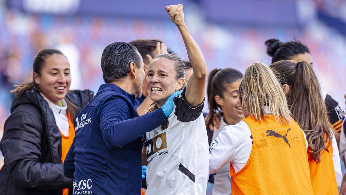 Las jugadoras del Valencia, celebrando la victoria en el Derbi