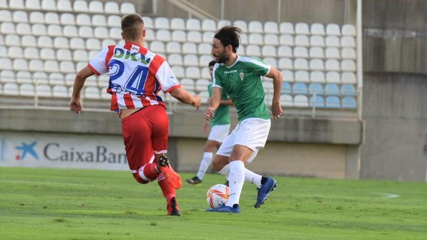 Álex Bernal, en una acción del partido ante el Algeciras.