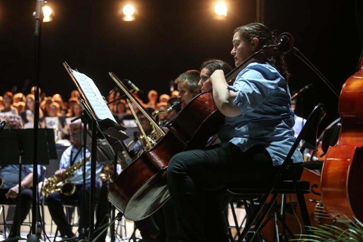 Cerca de 170 músicos y cantantes interpretan 'Carmina Burana' en el Concert de la Terra
