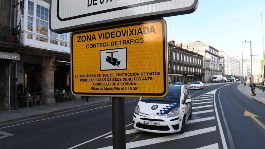 Un cartel informa de videovigilancia en la Marina.