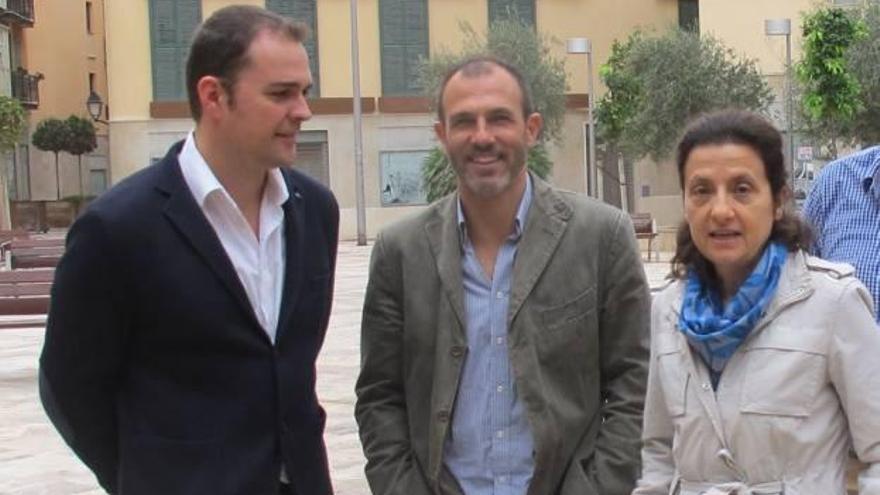 Joan Lladó (ERC) posa con Biel Barceló (PSM) y Fina Santiago (IniciativaVerds). Los dos últimos formaban el sólido tándem de Més, hasta que llegó el primero y la cosa se lió. Ya se sabe que no todas las parejas son aptas para los tríos, a ver si éste encuentra su equilibrio...