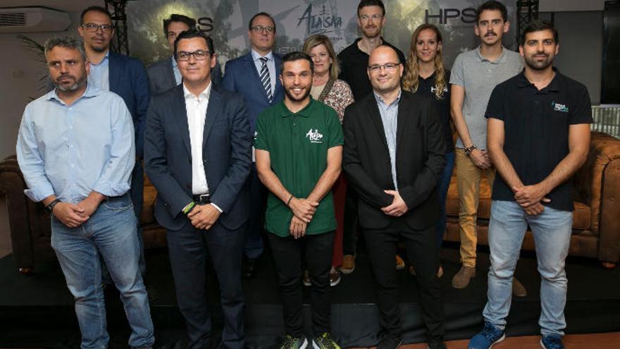 Marcos Yánez -centro-, junto a patrocinadores y miembros de su equipo.