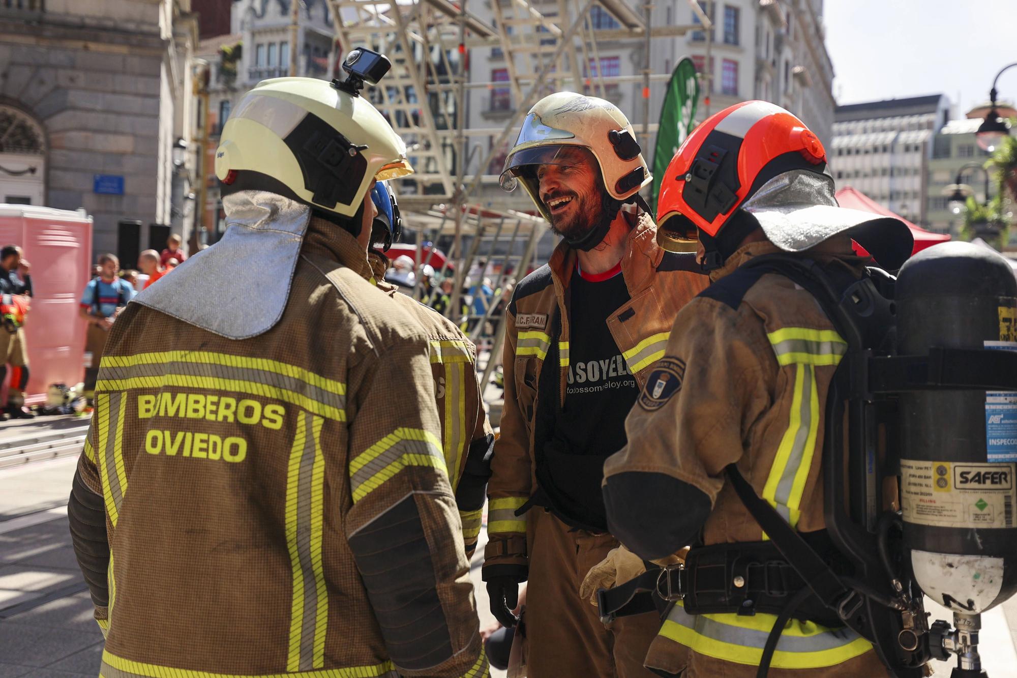 El espíritu de Eloy Palacio toma el centro de Oviedo ocho años después del incendio Uría