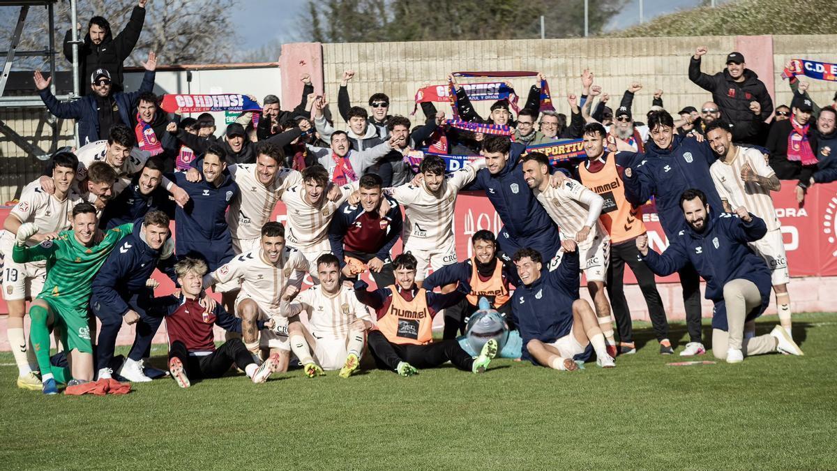 La plantilla del Eldense celebra la victoria con los aficionados desplazados a Tarazona.