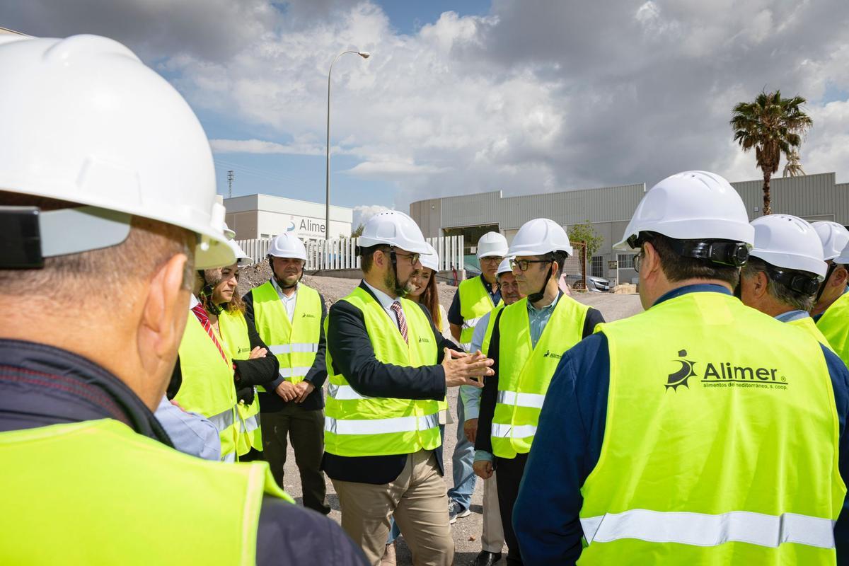 Diego José Mateos y Félix Bolaños durante el recorrido por el polígono industrial de Saprelorca, este viernes.