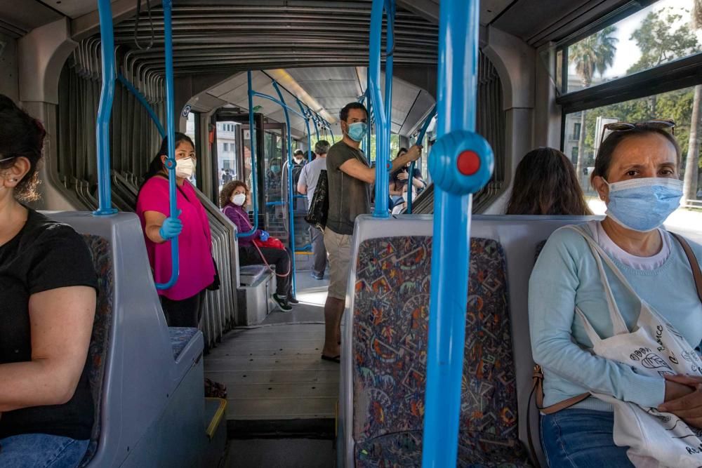 Los viajeros se resignan a llevar  mascarilla en el transporte público