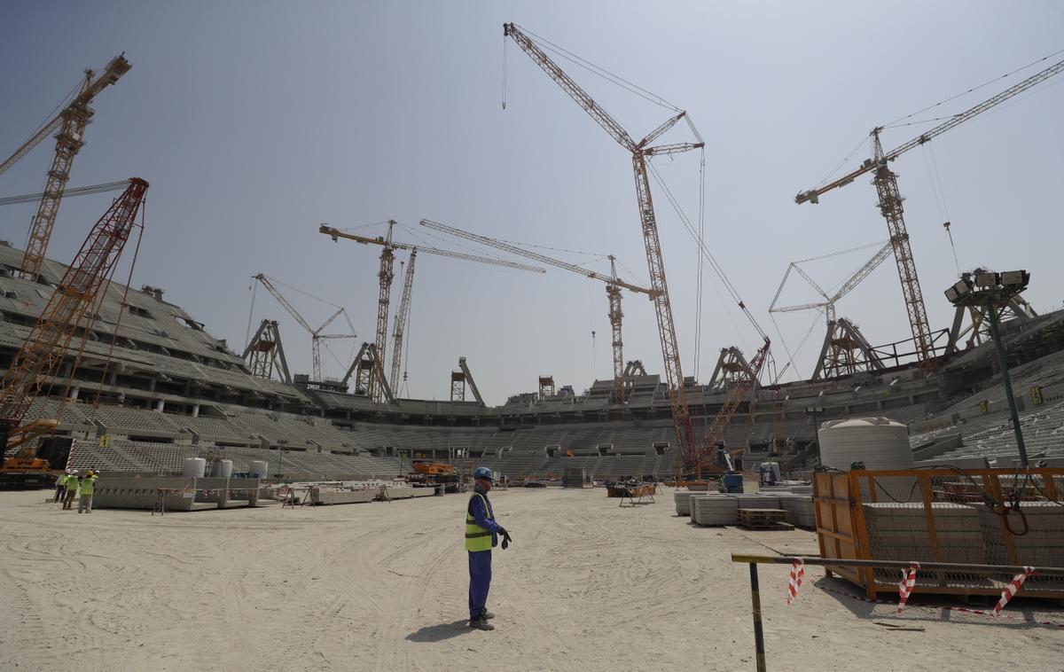 ‘The Guardian’: 6.500 treballadors immigrants han mort a Qatar des del 2011