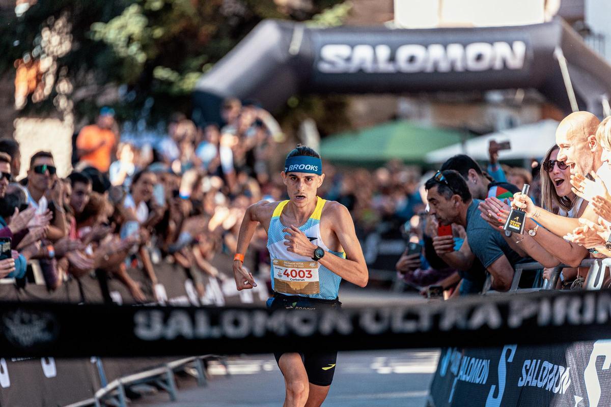 Miquel Corbera, cruzando la meta de la Mitja Salomon Ultra Pirineu como ganador
