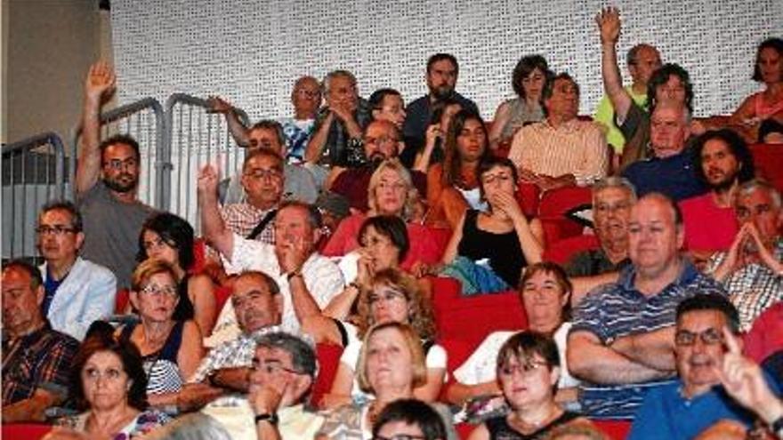 Un moment de la trobada entre l&#039;Ajuntament i els veïns, al Teatre de Sant Narcís.