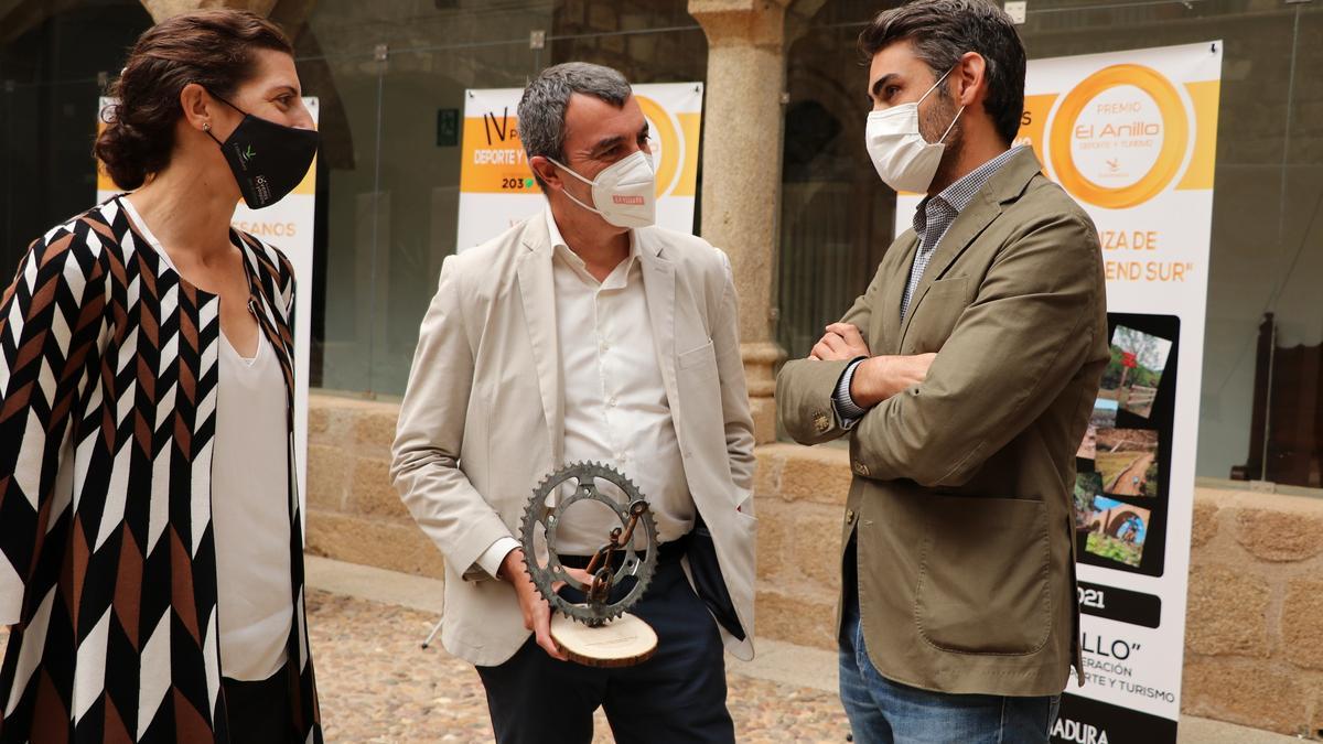 Sonia Bejarano, Javier Guillén y  Dan de Sande, ayer, en la entrega de Premios Deporte y Turismo.