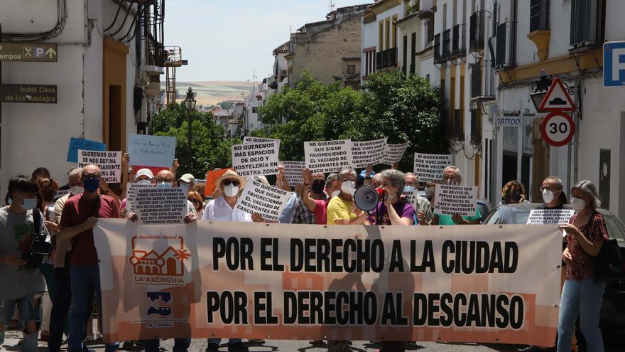 Vecinos del casco histórico cortan la calle San Fernando contra el &quot;vaciado de residentes&quot;