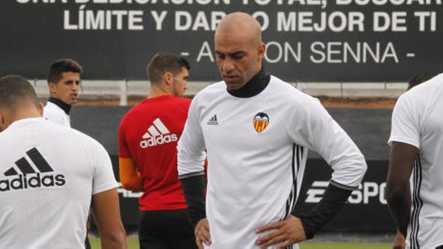 El Valencia busca central por si sale Abdennour