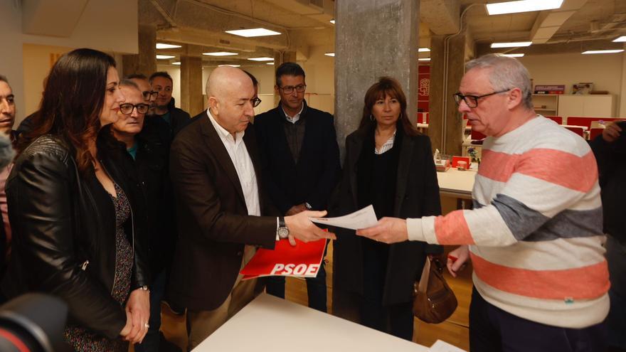 Alejandro Soler entrega la documentación para presentar su precandidatura a las primarias del PSPV-PSOE