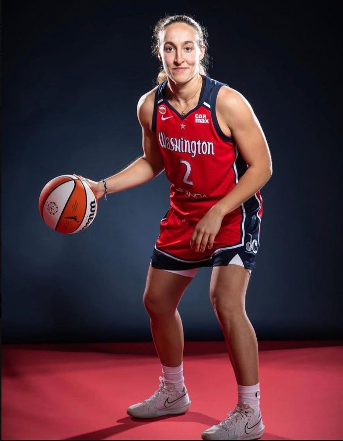 Alicia Flórez, en su primera foto oficial con las Washington Mystics.