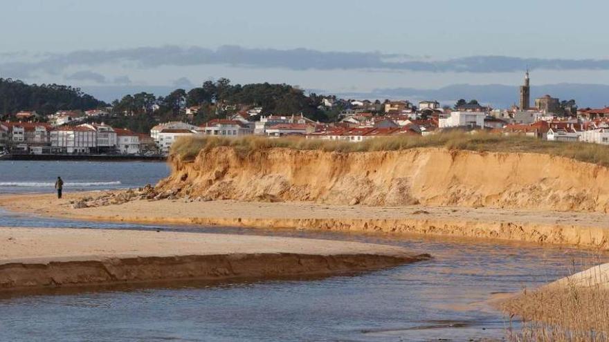 Aspecto actual de la desembocadura del río Miñor en Praia América, donde un talud de tres metros sustituye a las dunas. // Ricardo Grobas