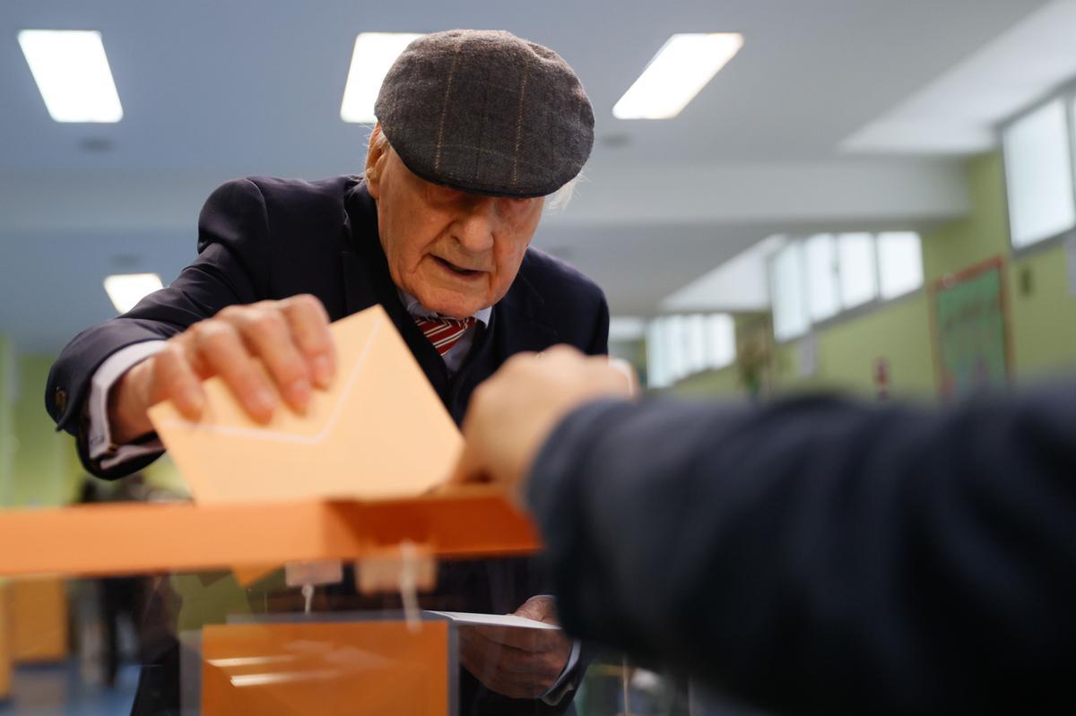 MADRID, 28/05/2023.- Un votante deposita su papeleta en un colegio electoral de Madrid durante comicios de este 28M, este domingo. Cerca de 35,5 millones de ciudadanos votan este domingo a los representantes de unos 8.100 municipios de España en una elecciones muy reñidas en las que también se renuevan 12 gobiernos autonómicos, además de las asambleas de las ciudades autónomas de Ceuta y Melilla, cabildos insulares y otras entidades territoriales. EFE/Mariscal