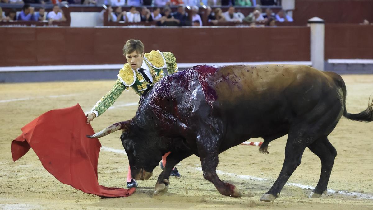 El diestro Juan Leal da un pase durante la corrida de este domingo en Las Ventas, en Madrid.