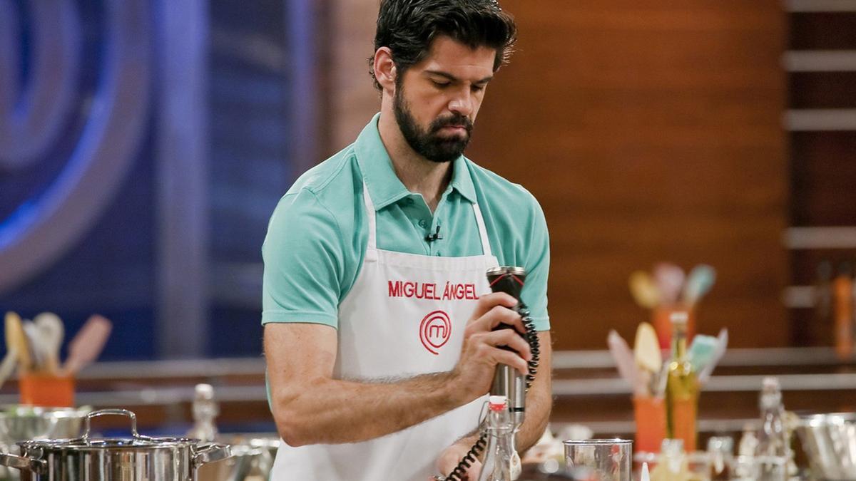 Miguel Ángel Muñoz, en plena elaboración culinaria en la final de 'Masterchef Celebrity'.