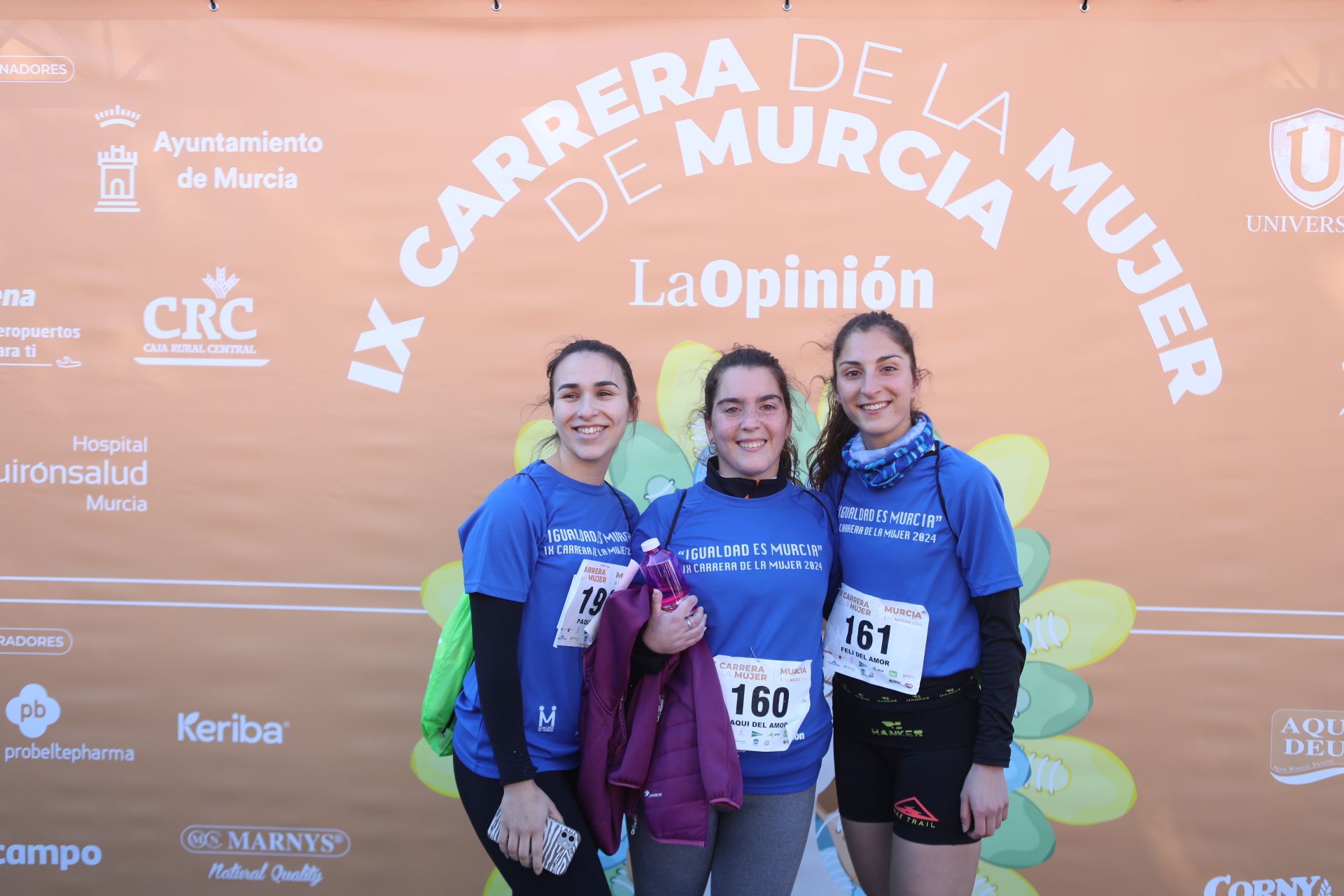 Las participantes posan en el photocall tras finalizar la Carrera de la mujer de Murcia