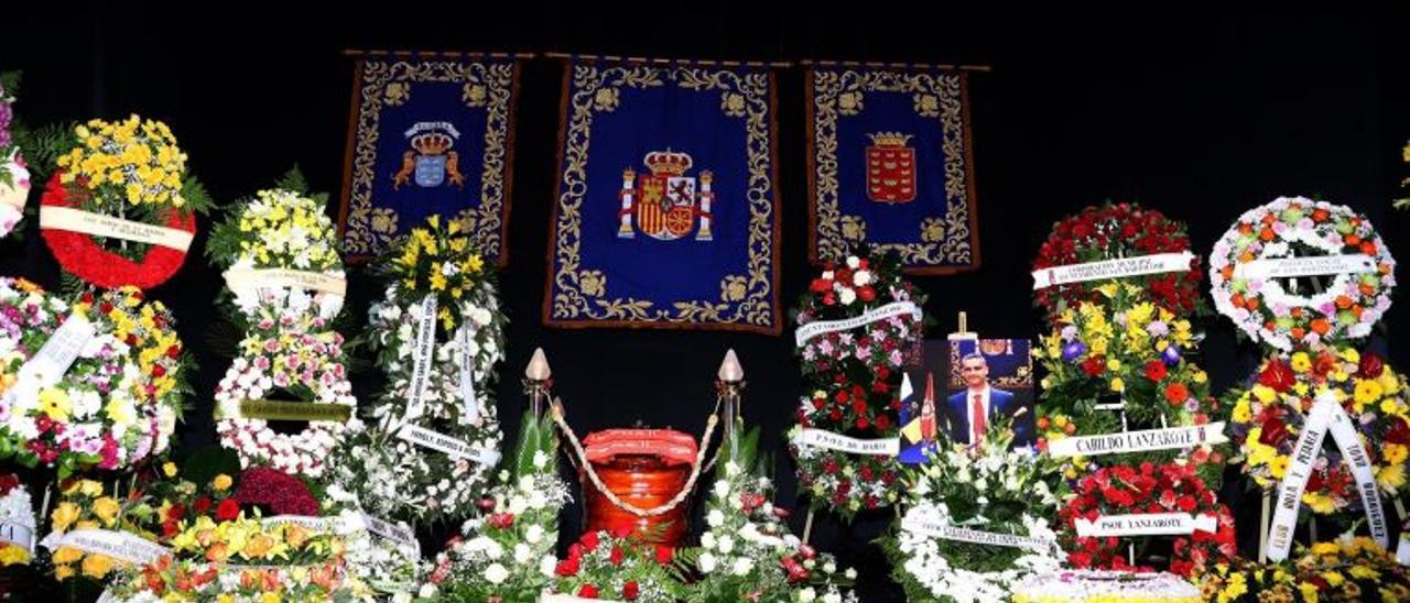 Capilla ardiente de Alexis Tejera Lemes en el Teatro Municipal de San Bartolomé.