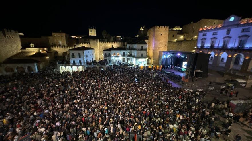 El concierto de Los 40 reúne a 12.000 personas en la Plaza Mayor de Cáceres