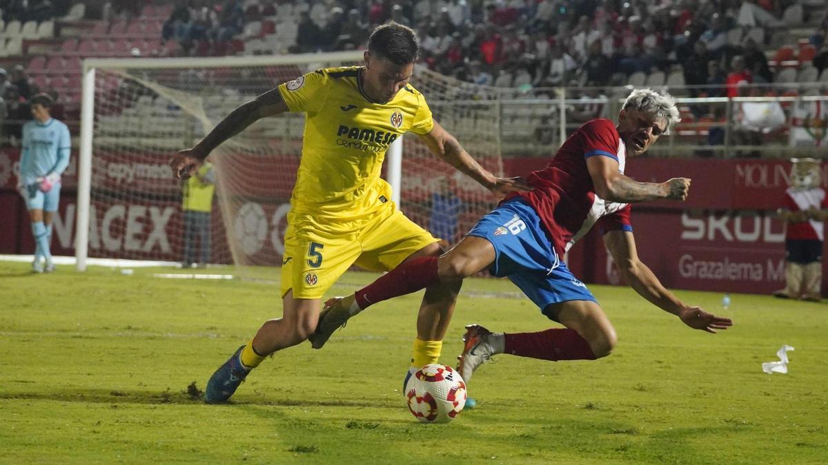 Segunda titularidad para el extremo Arnau Solá en un filial que se trabajó el punto en Algeciras.