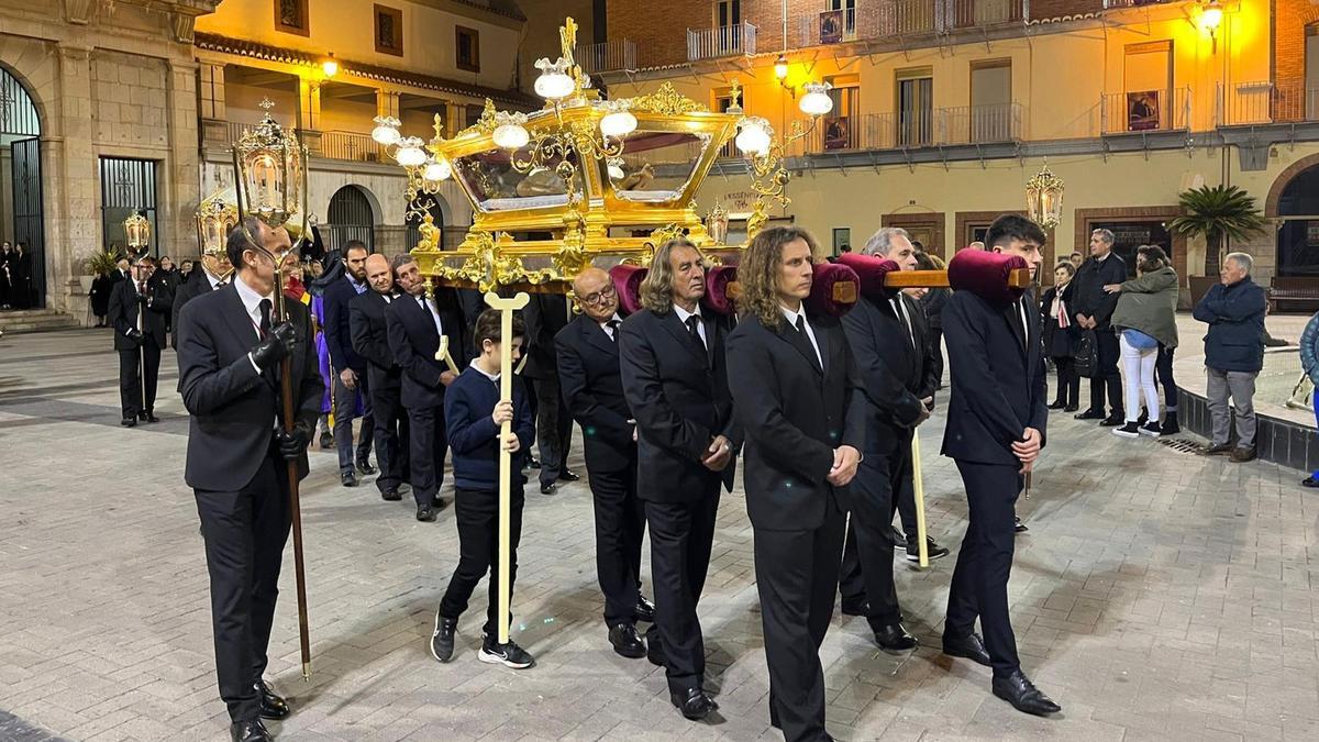 Emotiva y solemne procesión del Santo Entierro en Nules